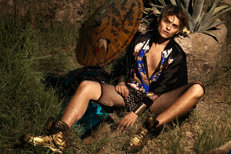 Introducing for the very first time in Fashionably Male artist, light maker and photographer Can Büyükkalkan with a outstanding work starring by Semih Metin Demirkan and Make up by Melis Yılmaz.