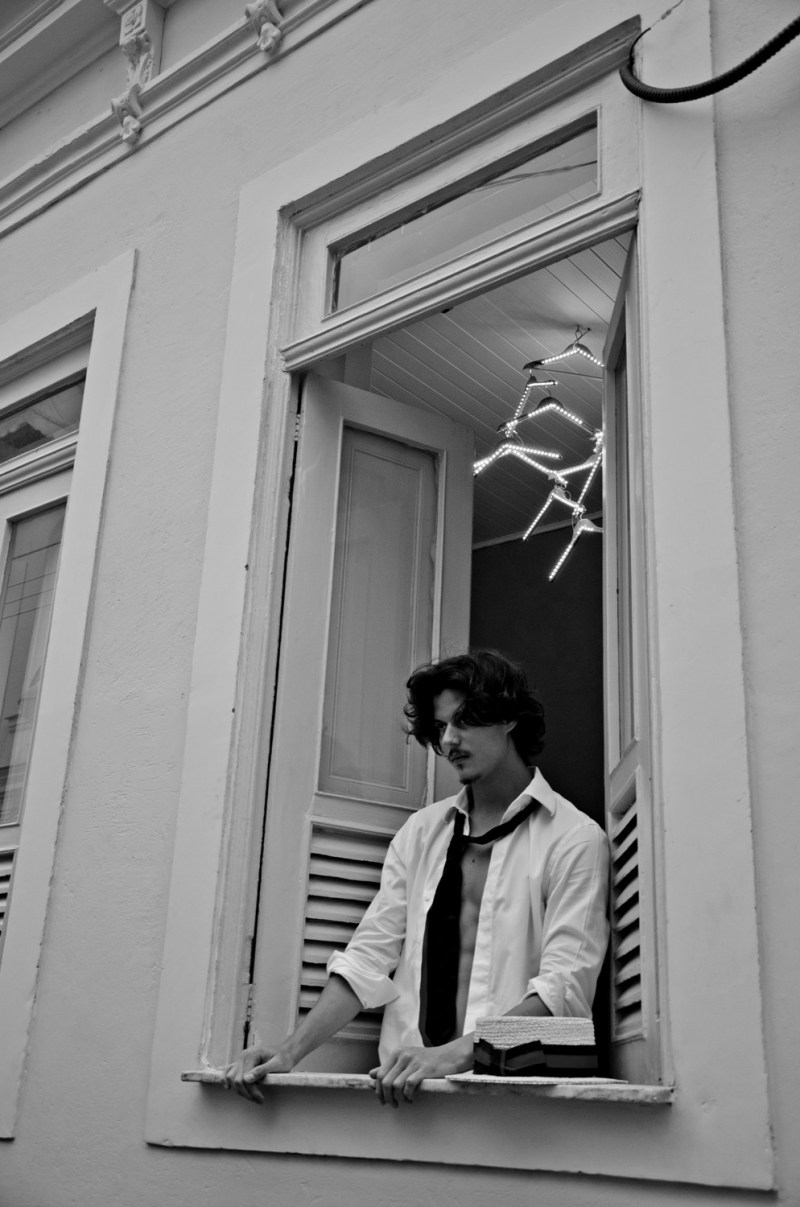 No he's not Johnny Depp! Surprising by it in how much he's look-a-like a healthier version of Depp, he's Felipe Fabrizzi a young Brazilian male model represented by 40 Graus Models playing "The Vintage Malandro"  a work in exclusive for Fashionably Male by Felipe Pilotto. Style: Fine and Dandy NY 