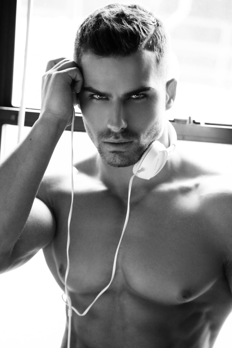 Fitness sensation Roman Khodorov steps in front of the camera of talented Thomas Synnamon. Roman is represented by Andrei Korniv.