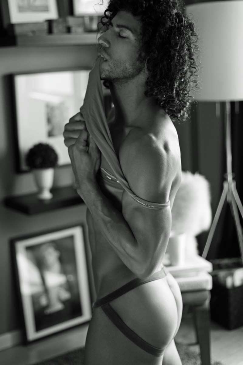 aaron-valenzuela-by-thomas-synnamon-10